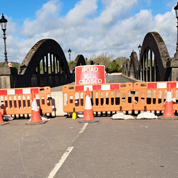signs on Kirkcudbright Bridge closing the bridge off for construction works