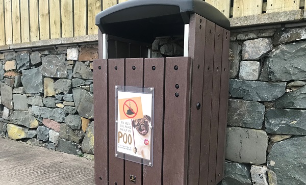 Close up of a Enviropol 100 Litter Bin equipped with a customised dog poo poster