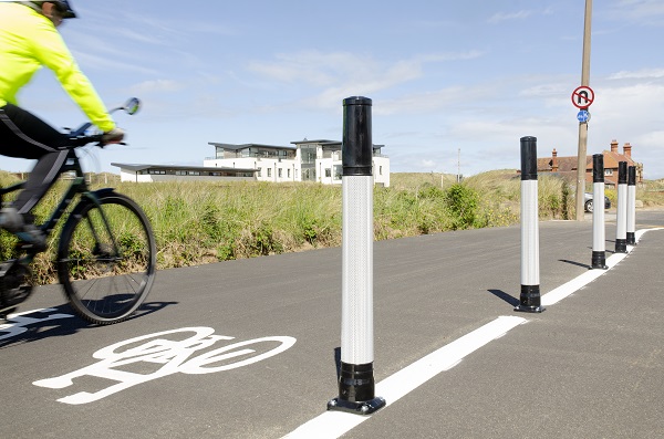 Glasdon Neopolitan™ Delineator Posts in Black with TSRGD compliant banding for roads and cycle lanes