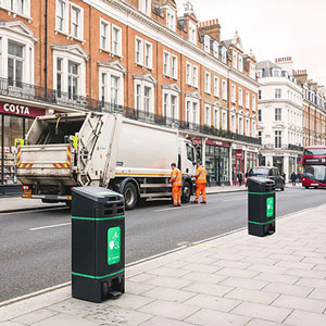 glasdon jubilee city 100 recycling food waste bin near a waste collection vehicle on a london street