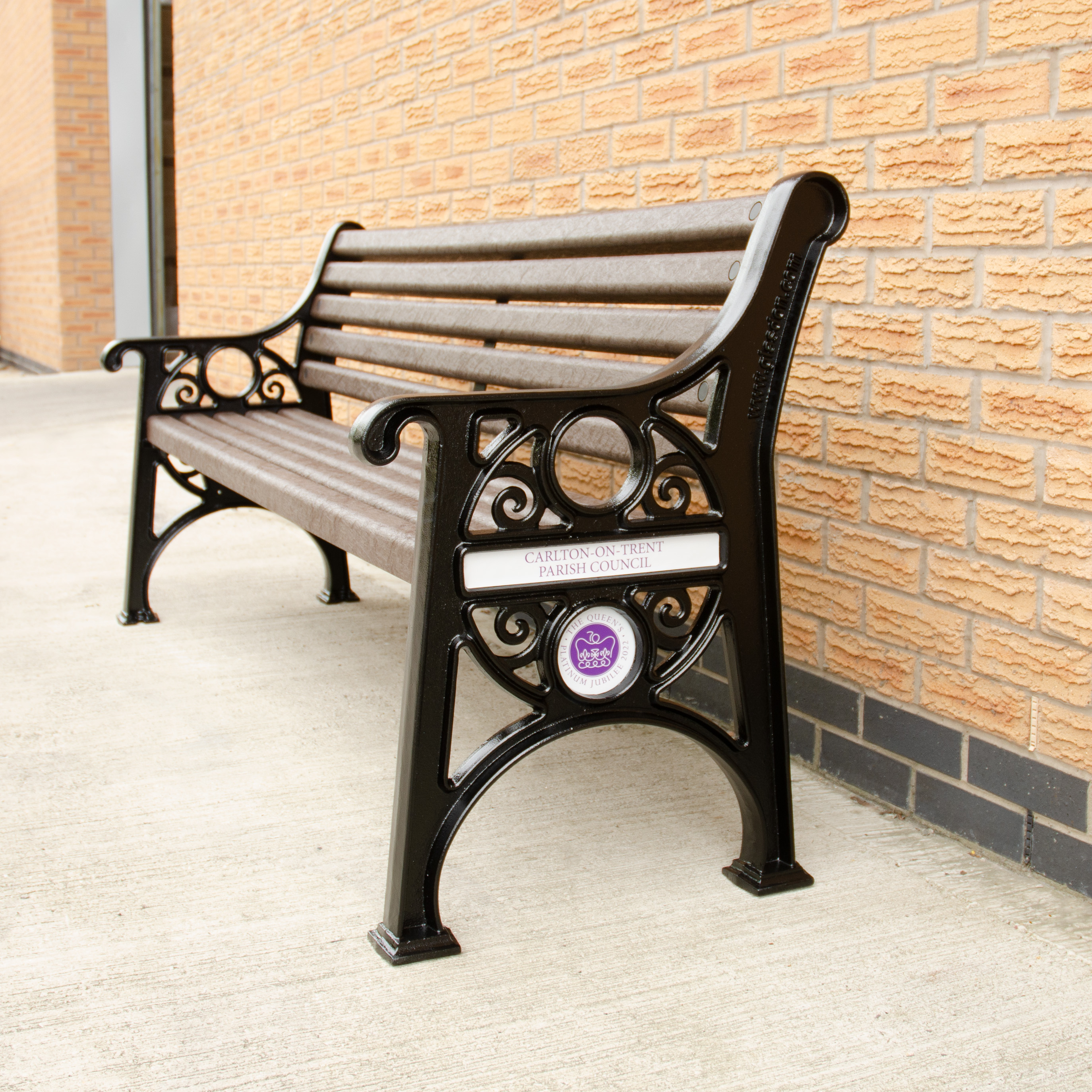 Lowther™ Seat with personalised circular plaque
