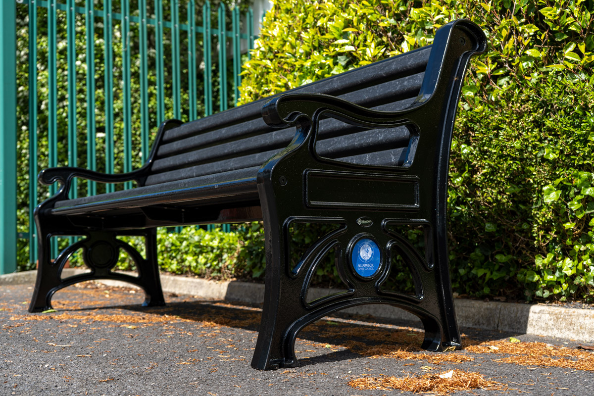 Stanford™ Seat with personalised circular plaque