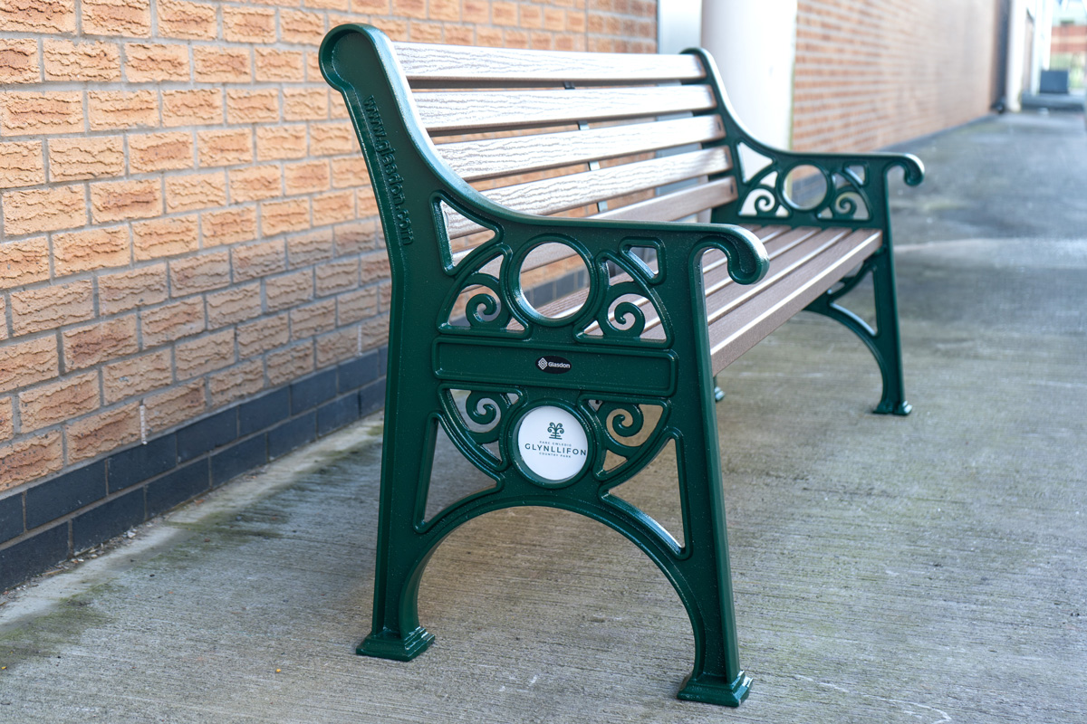 Lowther™ Seat with personalised circular plaque